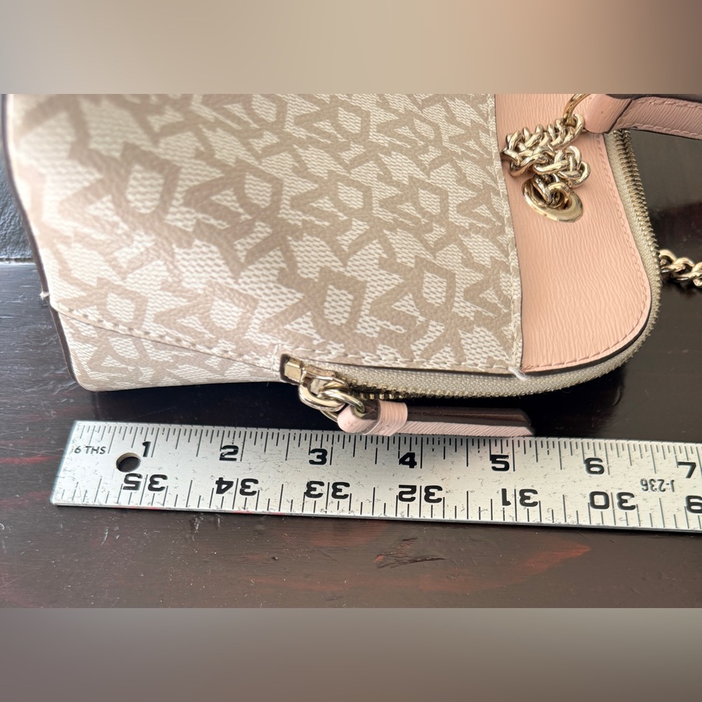DKNY NWOT Pale Pink and cream Logo
Shoulder Bag Gold Chain Strap, Top Zip - Picture 8 of 9